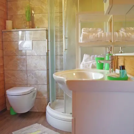 펜션 Dream House For 4 Pax In Muntic With Pool 풀라
