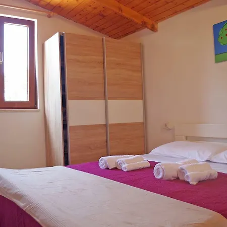 펜션 Dream House For 4 Pax In Muntic With Pool 풀라