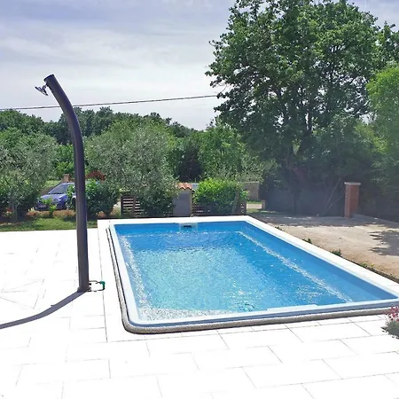 Dream House For 4 Pax In Muntic With Pool 풀라