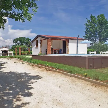 펜션 Dream House For 4 Pax In Muntic With Pool 풀라
